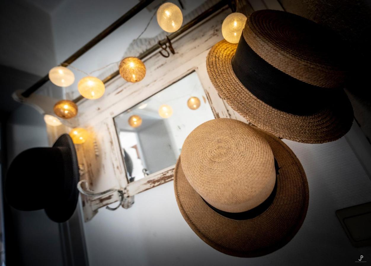 Les 3 Chapeaux Dinant 6P Les Canotiers 4P Avec Terrasse Le Melon 2P Sans Terrasse Екстериор снимка